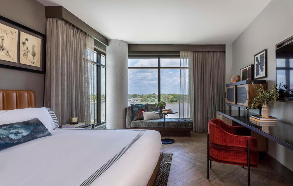 Premier Corner Suite - Riverfront interior